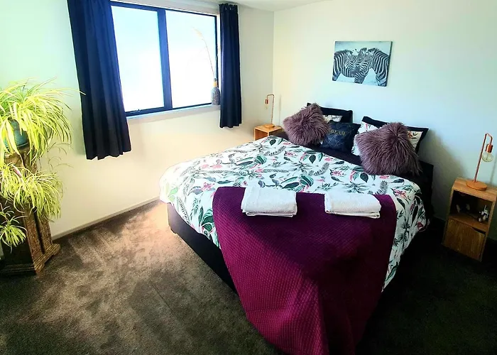 Hawea Heaven: Superking Beds + Hot Tub + Mountain Hébergement de vacances Wanaka