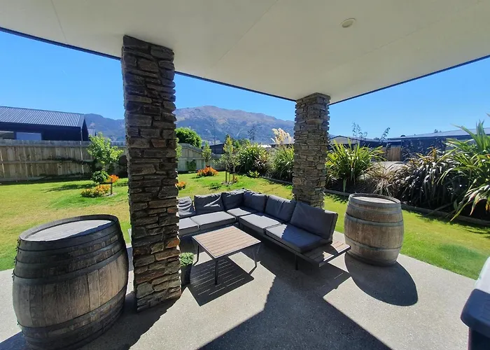 Hawea Heaven: Superking Beds + Hot Tub + Mountain Hébergement de vacances Wanaka