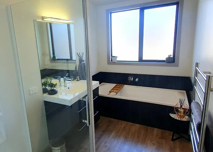 Hawea Heaven: Superking Beds + Hot Tub + Mountain Hébergement de vacances Wanaka